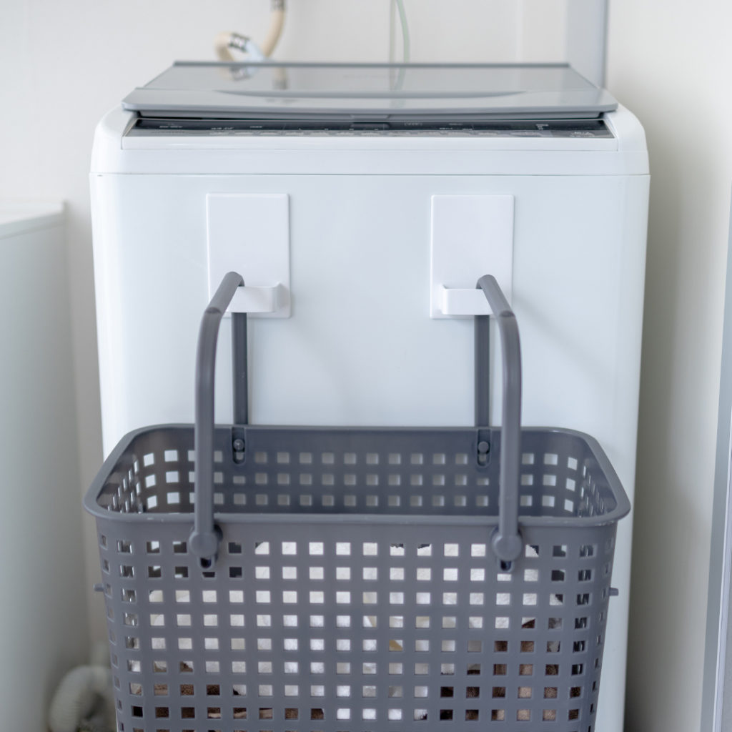 洗濯カゴを浮かせてみると 山崎実業コラム Simple Life Lab.生活雑貨・インテリア・キッチン収納情報