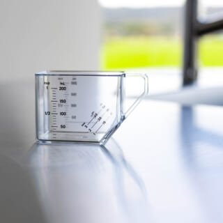 洗い物が少なくなる＆スペースの節約に。嬉しいを詰めた1台２役の計量カップ。